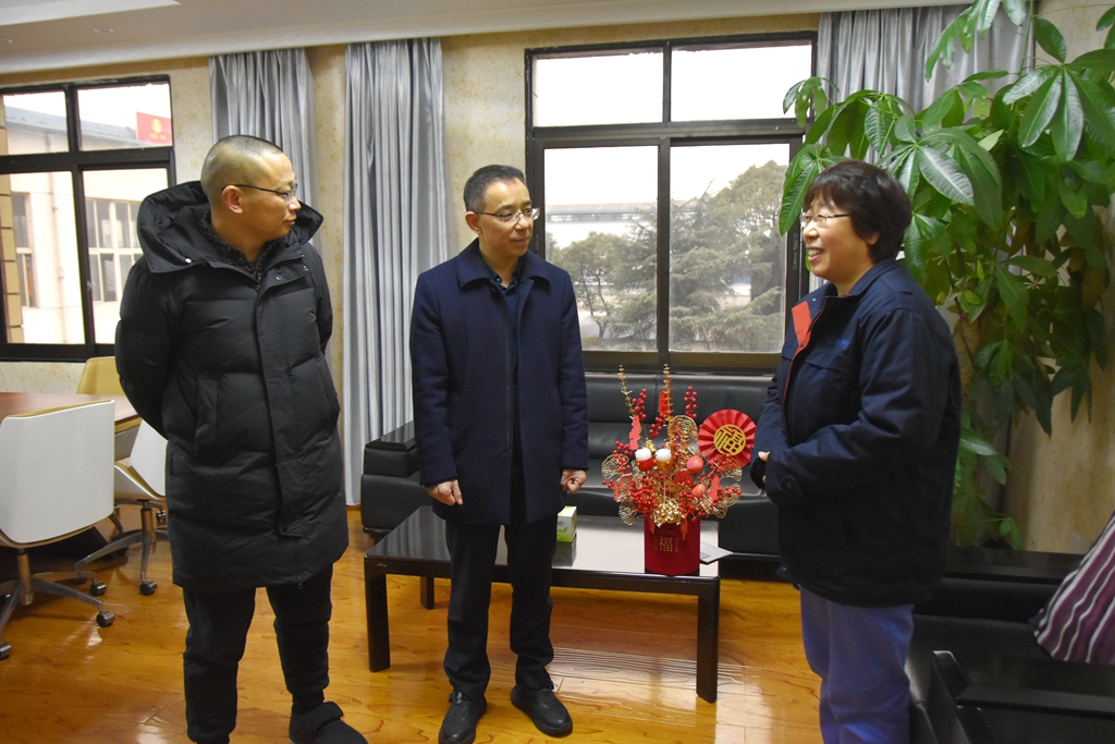 2月2日，羅江區(qū)委書記黃琦率隊(duì)到公司督導(dǎo)檢查“春節(jié)”節(jié)前安全生產(chǎn)工作，走訪慰問專家人才；公司總經(jīng)理?xiàng)钗囊憬邮芪繂枴?月18日、30日，羅江區(qū)委、政府、人大還分別慰問了公司特聘專家田愛娟和安全環(huán)保部王東梅、動(dòng)力分廠趙會(huì)泉、機(jī)建分廠杜海。3..JPG
