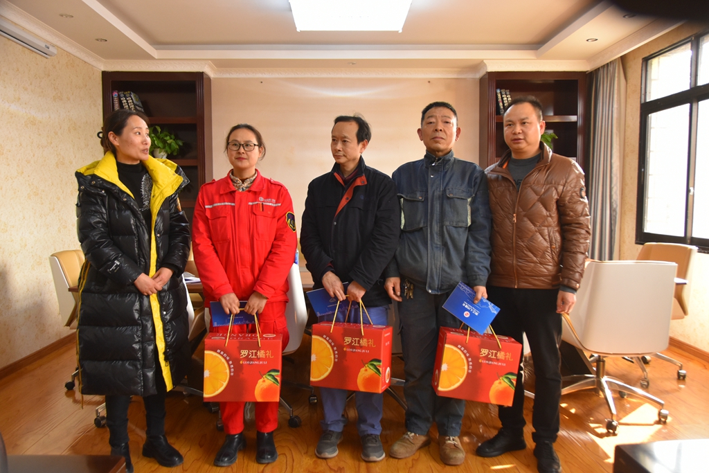2月2日，羅江區(qū)委書記黃琦率隊(duì)到公司督導(dǎo)檢查“春節(jié)”節(jié)前安全生產(chǎn)工作，走訪慰問專家人才；公司總經(jīng)理?xiàng)钗囊憬邮芪繂枴?月18日、30日，羅江區(qū)委、政府、人大還分別慰問了公司特聘專家田愛娟和安全環(huán)保部王東梅、動(dòng)力分廠趙會(huì)泉、機(jī)建分廠杜海。4.JPG